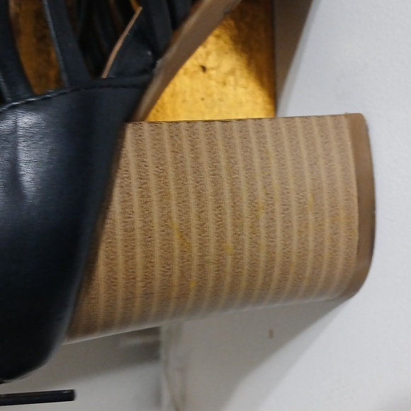 Delcious Elegant Black Strappy Heeled Sandals Size 6 - Picture 3 of 4